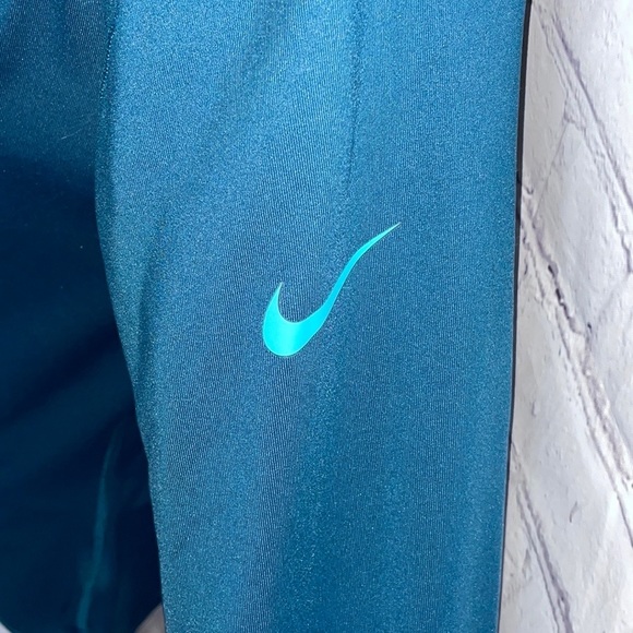 Nike Women's Sweatshirt - Picture 2 of 4